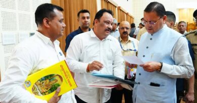 मुख्यमंत्री पुष्कर सिंह धामी ने मुख्य सेवक सदन में  प्रदेशभर से आए नागरिकों की समस्याएं सुनीं।