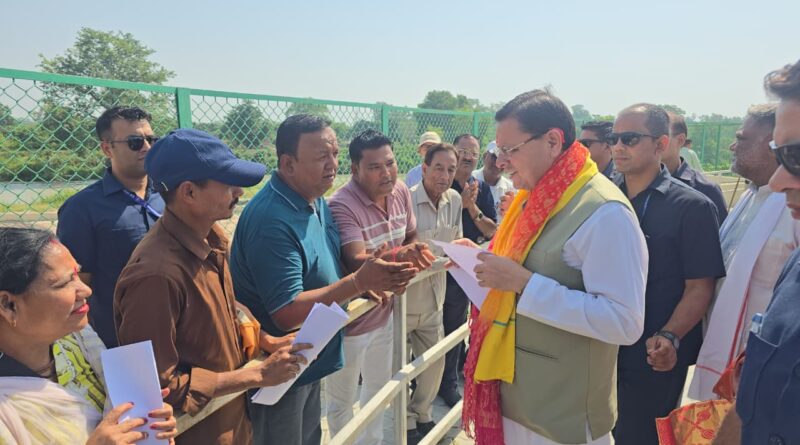 लोहियाहेड हेलीपैड पर सीएम धामी ने जनप्रतिनिधियों से संवाद किया।