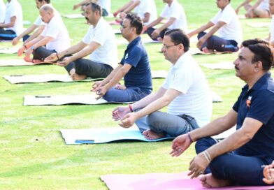 अंतरराष्ट्रीय योग दिवस के उपलक्ष्य में मुख्यमंत्री ने अधिकारियों एवं कर्मचारियों के साथ किया योगाभ्यास।