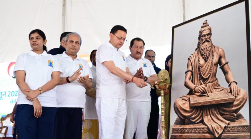 मुख्यमंत्री पुष्कर सिंह धामी ने बनबसा में किया सामूहिक योगाभ्यास, योग को दैनिक जीवन का हिस्सा बनाने का किया आह्वान
