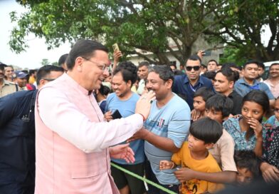 मुख्यमंत्री पुष्कर सिंह धामी को अपने बीच पाकर बच्चे हुए उत्साहित, जमकर खिंचवाईं तस्वीरें