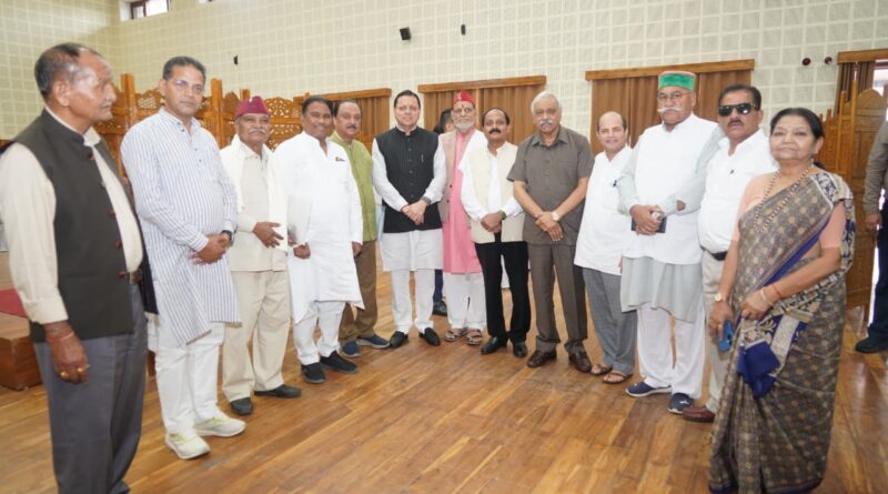 मुख्यमंत्री पुष्कर सिंह धामी से पूर्व विधायकों ने की शिष्टाचार भेंट, सर्वाधिक कार्यकाल के लिए दी बधाई