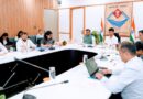मुख्य सचिव आनन्द बर्द्धन ने उत्तराखण्ड दौरे पर आए नीति आयोग के सदस्य डॉ. एम. श्रीनिवास एवं उनकी टीम का पुष्प गुच्छ देकर किया स्वागत।