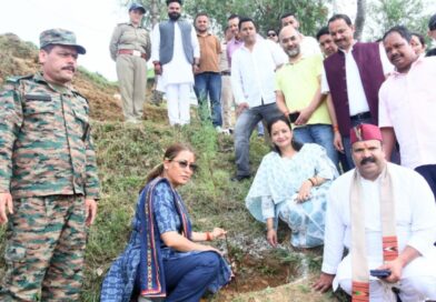हरेला पर्व पर मंत्री रेखा आर्या ने किया पौधारोपण