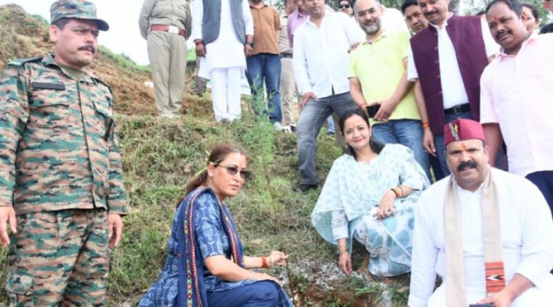 हरेला पर्व पर मंत्री रेखा आर्या ने किया पौधारोपण