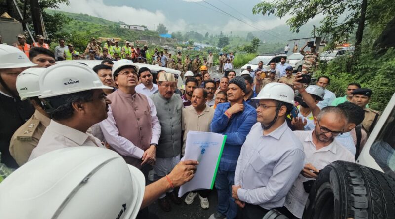 बेहद खराब मौसम के बीच भी पीपलकोटी पहुंचे मुख्यमंत्री धामी