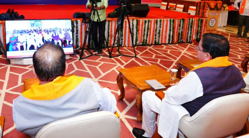 CM धामी ने देहरादून में सुना ‘मन की बात’ का 137वां संस्करण, बोले- राष्ट्र निर्माण में सक्रिय भागीदारी के लिए प्रेरित करता है कार्यक्रम