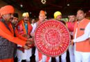 देवीधुरा में 8 मिनट तक चली ऐतिहासिक बग्वाल, फलों-फूलों की बरसात के बीच गूंजे मां वाराही के जयकारे