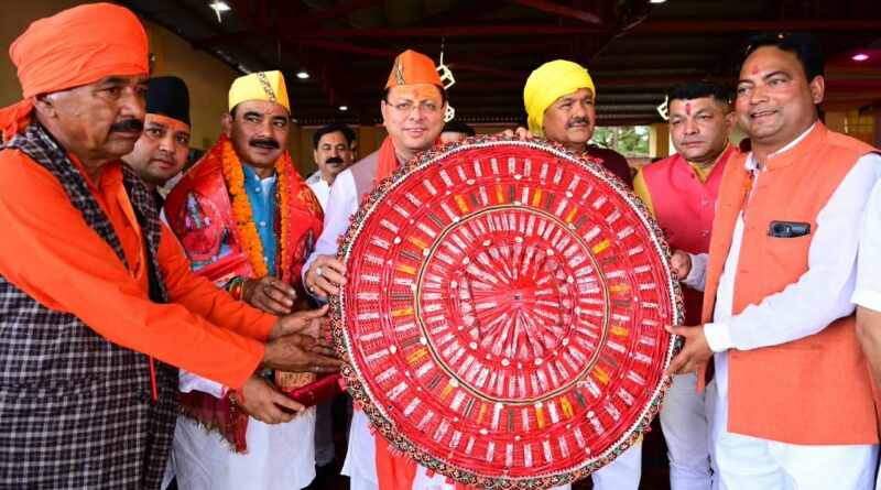 देवीधुरा में 8 मिनट तक चली ऐतिहासिक बग्वाल, फलों-फूलों की बरसात के बीच गूंजे मां वाराही के जयकारे