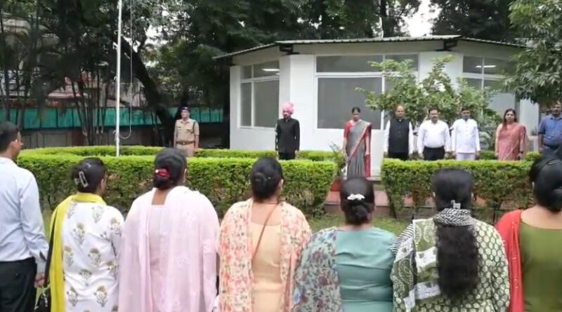स्वतंत्रता दिवस पर जिलाधिकारी डॉ0 आशीष चौहान ने कलेक्ट्रेट परिसर में किया ध्वजारोहण