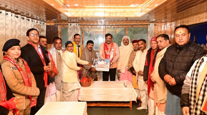 मुख्य सचिव आनंद बर्धन ने गंगोत्री धाम में की पूजा-अर्चना, व्यवस्थाओं का लिया जायजा