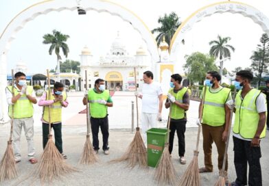 सेवा संकल्प अभियानश् के तहत नानकमत्ता पहुंचे मुख्यमंत्री धामी, स्वच्छता अभियान में किया श्रमदान